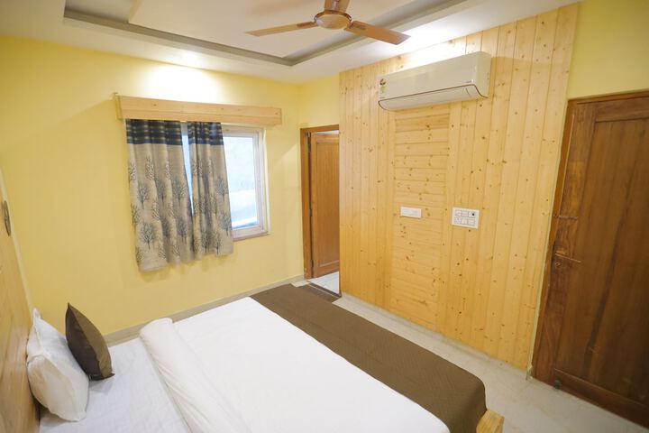 Room 9 of 28