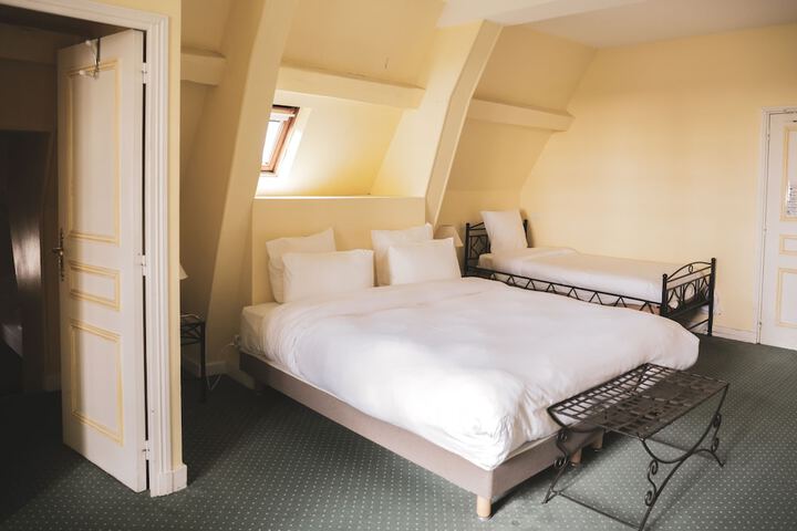 Room 42 of 224