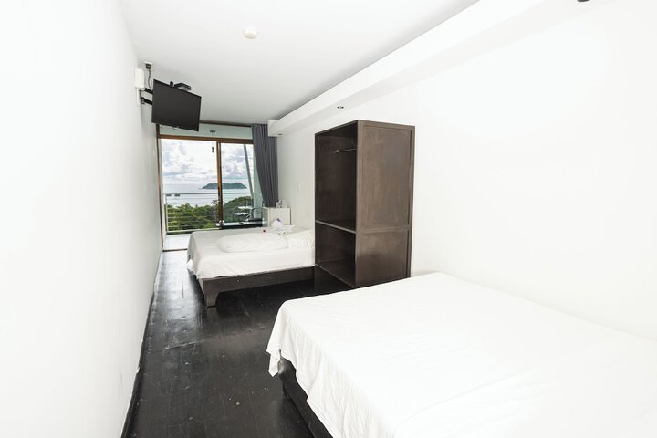 Room 40 of 136