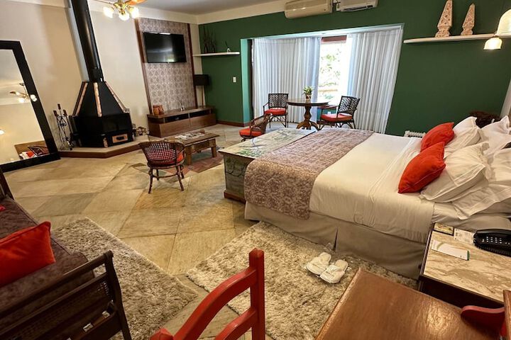 Room 33 of 104