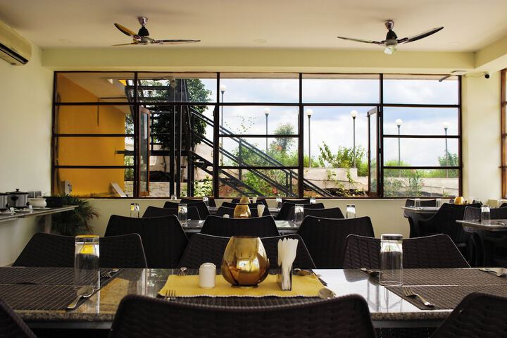 Dining 9 of 14