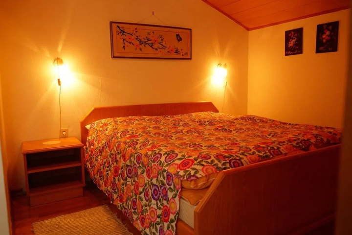Room 4 of 17