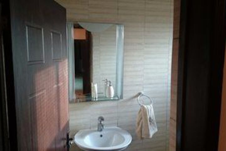 Room 5 of 33