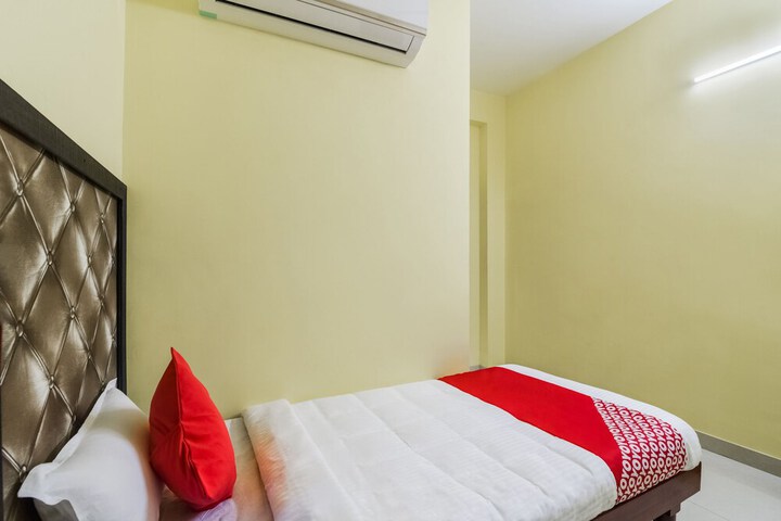 Room 6 of 8