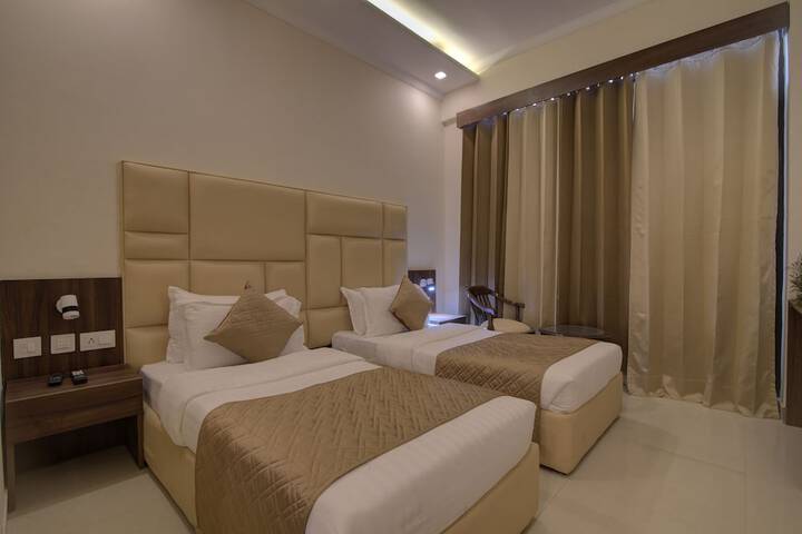Room 10 of 93