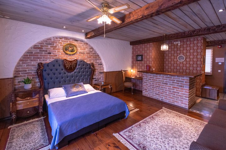 Room 3 of 50