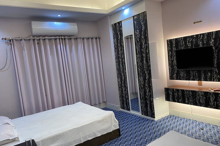 Room 5 of 10