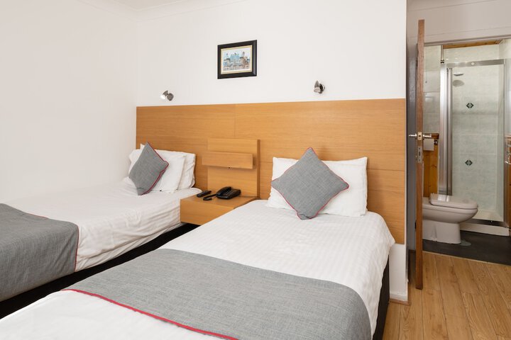 Room 4 of 65