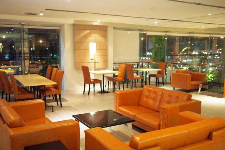 Lounge 96 of 101