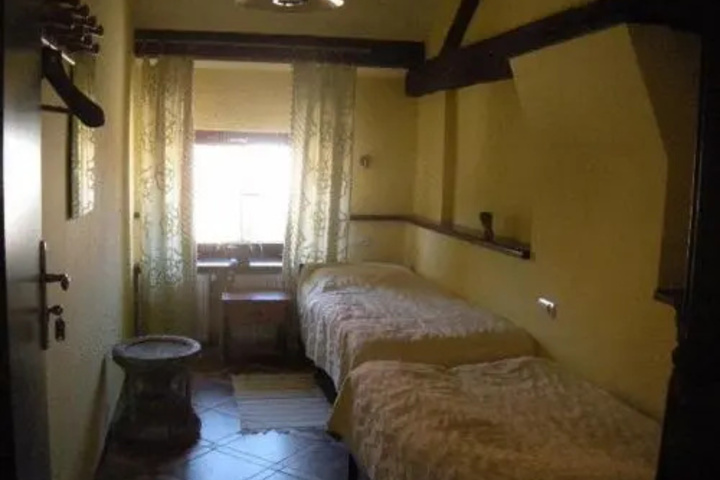 Room 4 of 13