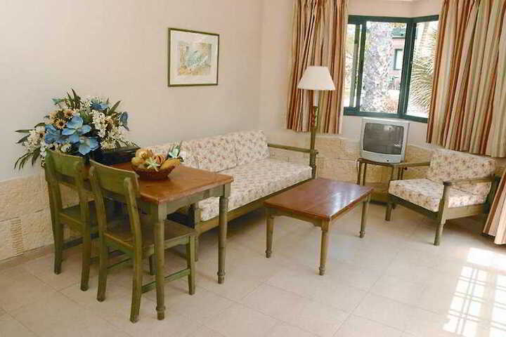 Room 4 of 6