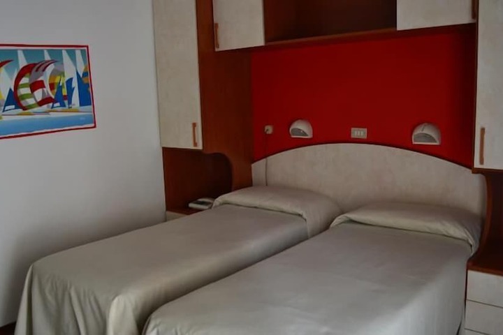 Room 27 of 73