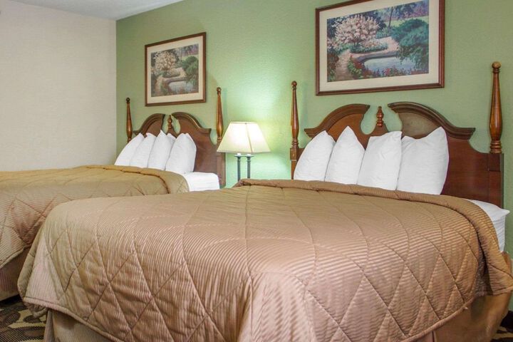2 Queen Beds (6 of 10)