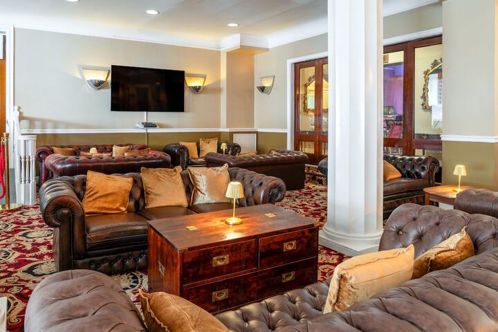 Lounge 44 of 56