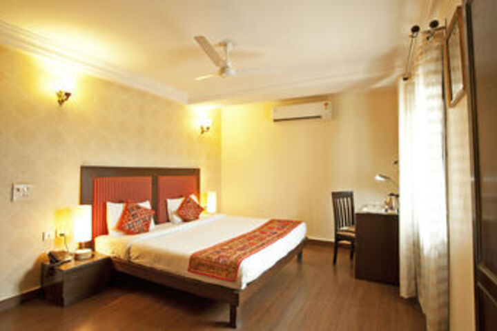 Room 4 of 9
