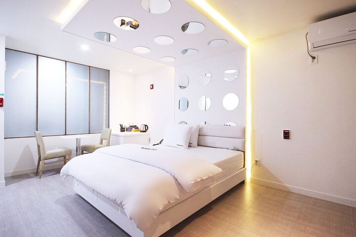 Room 8 of 13