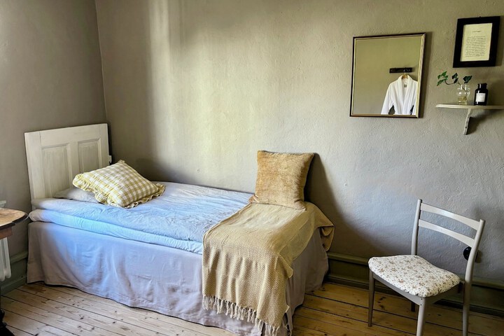 Room 46 of 82