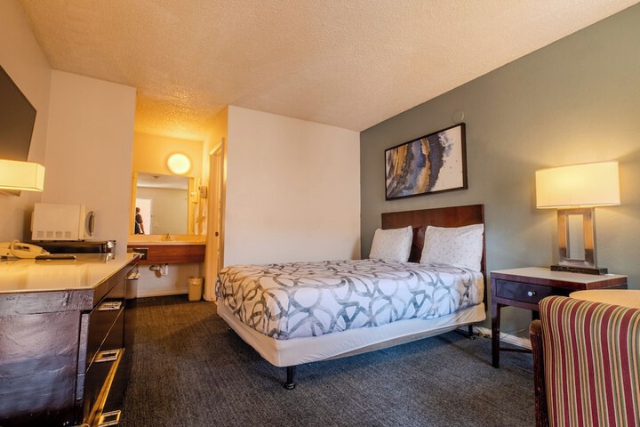 Classic Queen Bed (6 of 38)