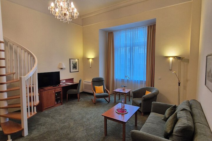 Room 11 of 33