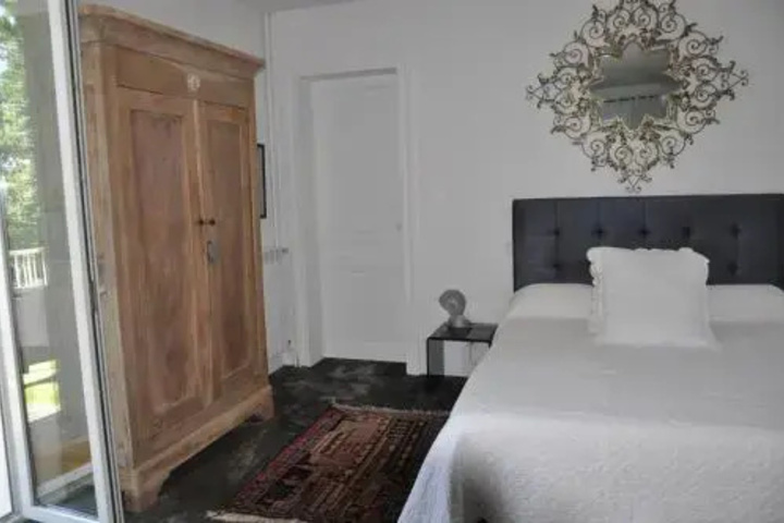Room 4 of 16