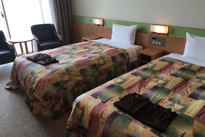 Room 8 of 100