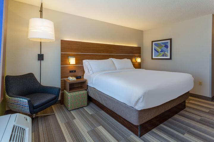 Standard Room, King or Two Doubles (2 of 5)