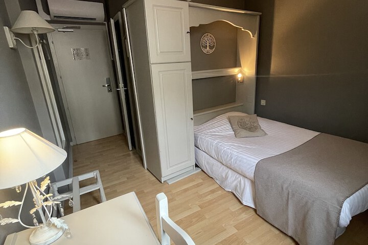 Room 25 of 147