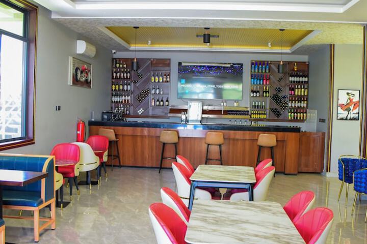 Lounge 93 of 97