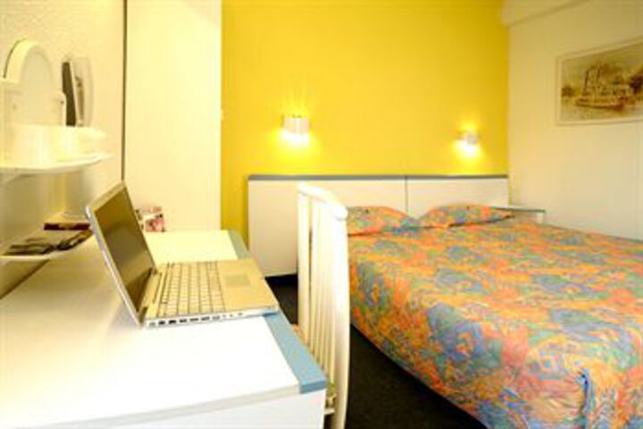 Room 4 of 8