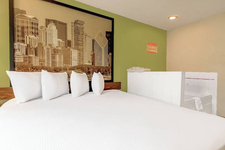 1 King Bed (2 of 18)
