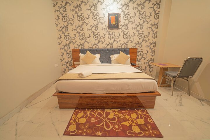 Room 4 of 13