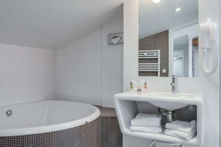 Deep soaking bathtub