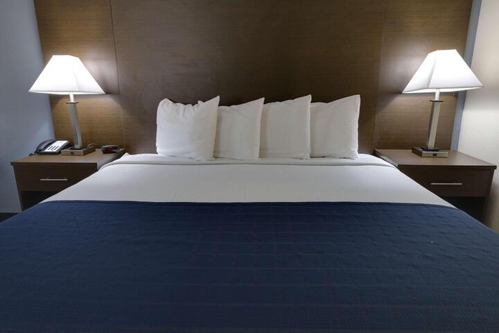 1 King Bed (2 of 21)