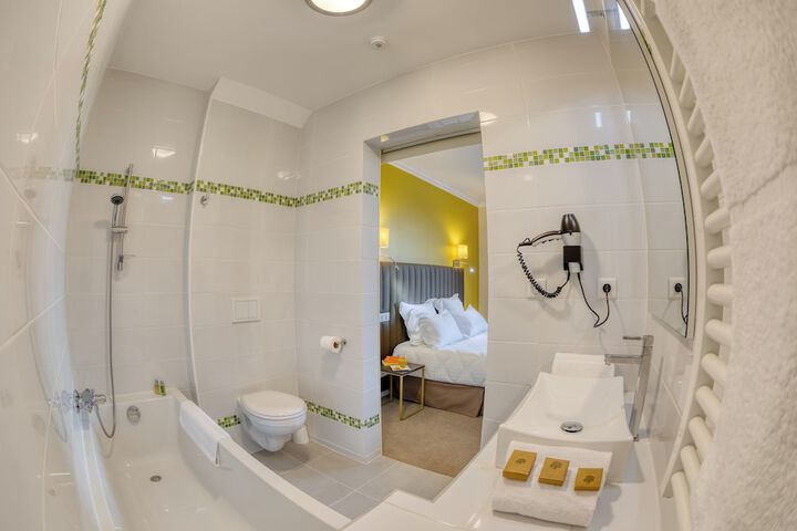 Room 15 of 33