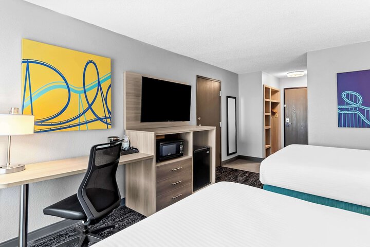 2 Queen Accessible Comm Assist Roll in Shower Microwave, Refrigerator WiFi Fullbreakfast (2 of 15)