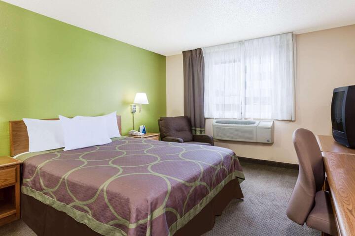 1 Queen Bed (2 of 11)