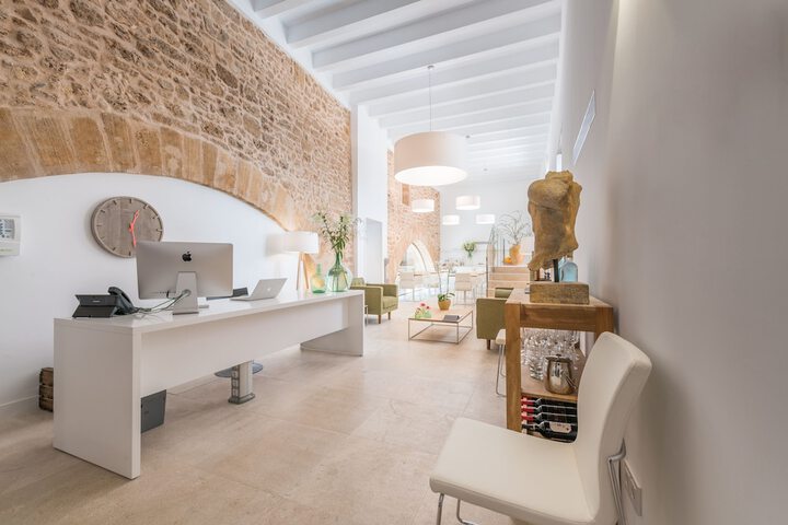 Concierge desk