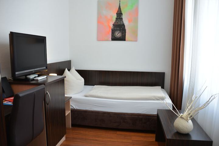 Room 90 of 136