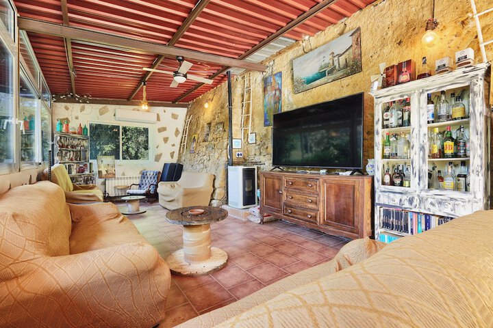 Lounge 23 of 28