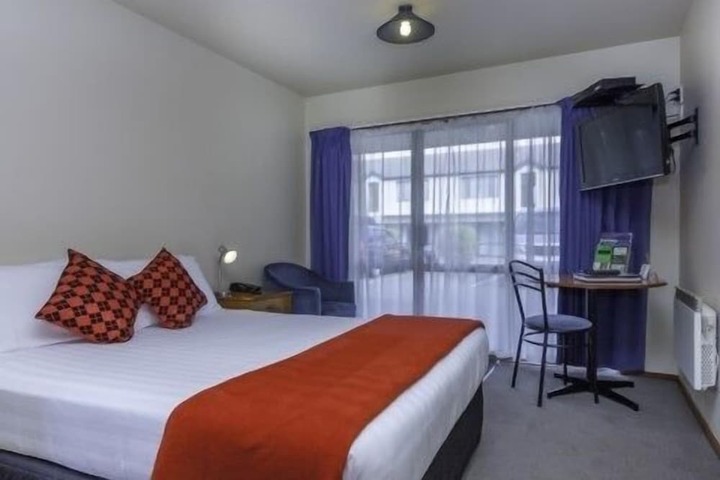 Room 11 of 32