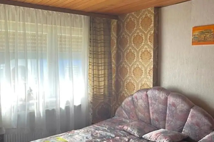 Room 6 of 16