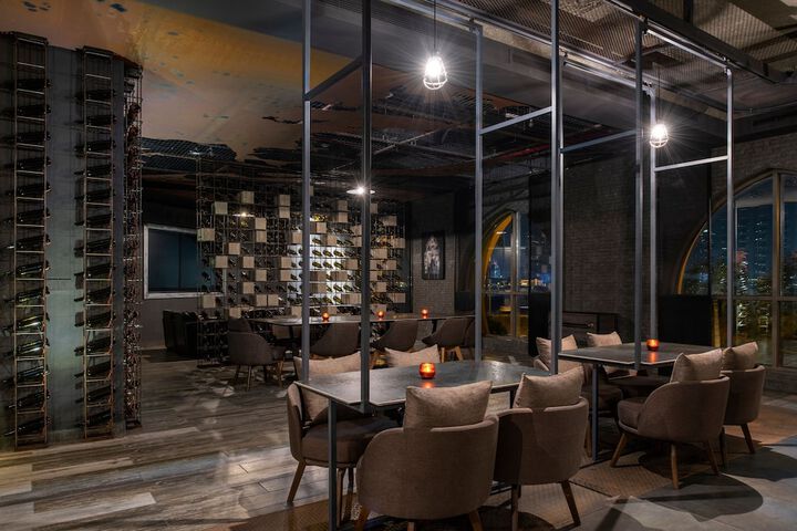 Lounge 106 of 147