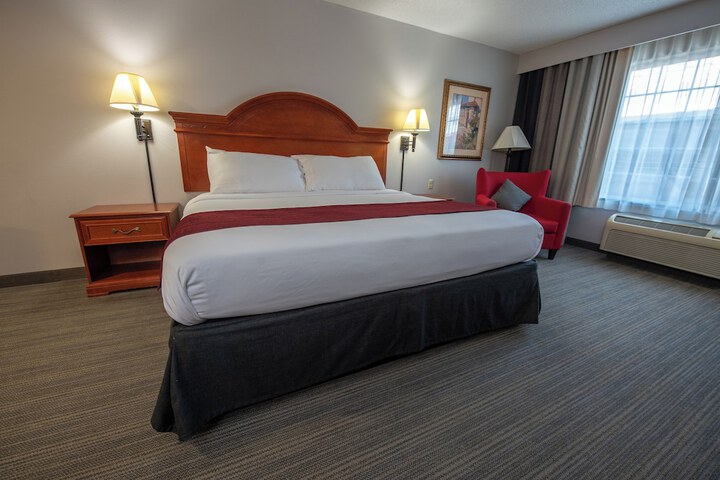 Deluxe King Bed (11 of 13)