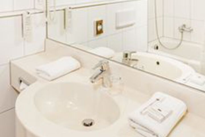 Room 2 of 46