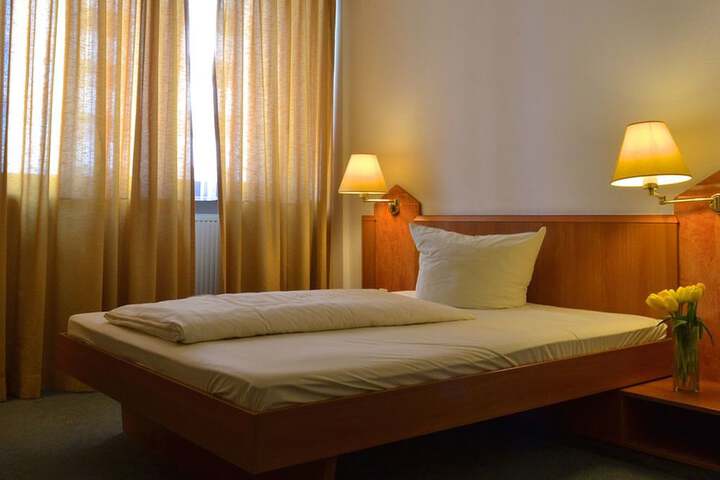 Room 4 of 32