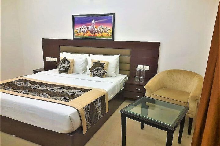 Room 8 of 12