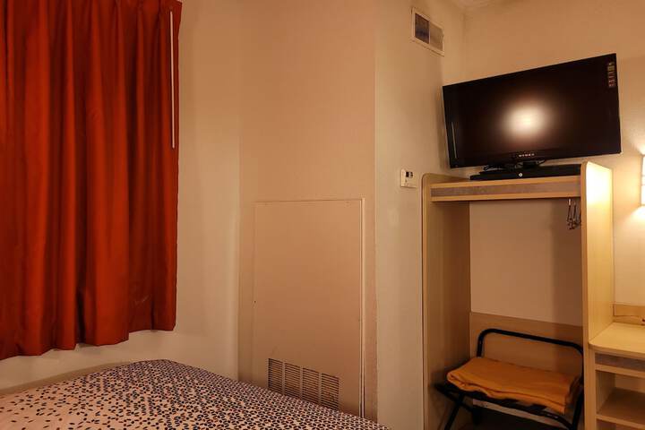 1 Double Bed Accessible (24 of 40)