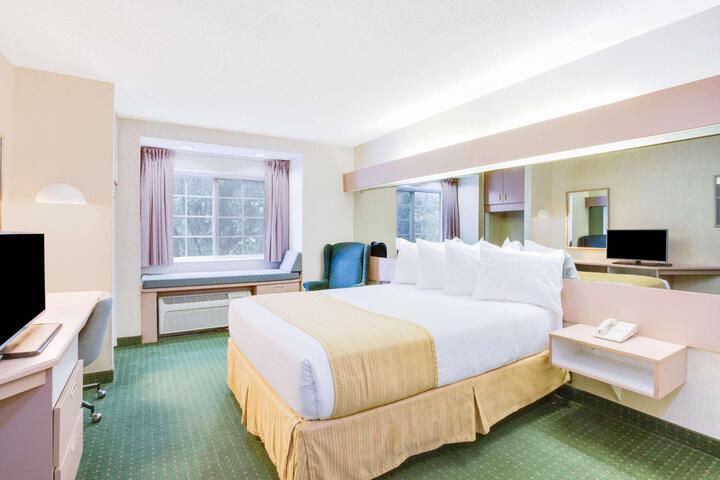 1 Queen Bed (6 of 14)