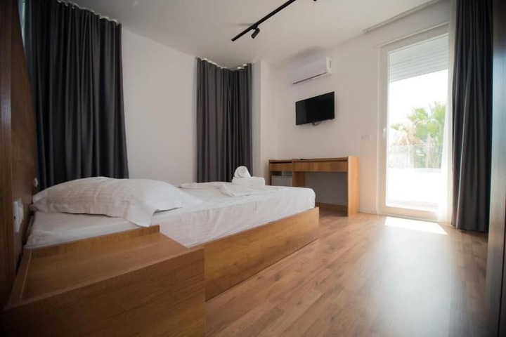 Room 4 of 34