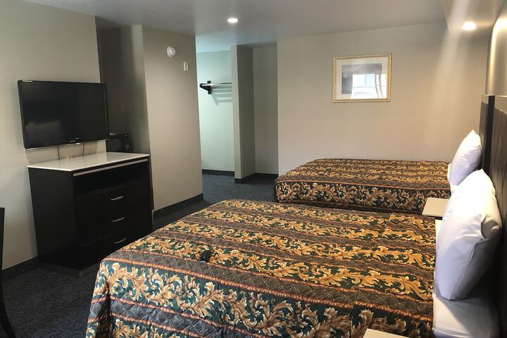 2 Queen Beds (2 of 9)